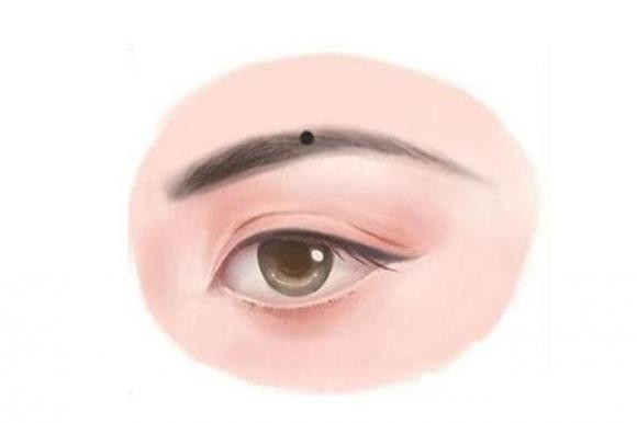  1. Có một nốt ruồi ở lông mày. Hầu hết các nốt ruồi ẩn trong lông mày có thể che giấu sự giàu có, đặc biệt là những nốt ruồi không dễ nhận thấy. Loại nốt ruồi này được nhân tướng học gọi là "viên ngọc ẩn trong lông mày". Những người có nốt ruồi kiểu này thường có số mệnh giàu có.
