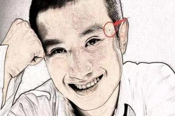 Nhìn chung, những người có nốt ruồi ở thái dương thường có mối quan hệ, đó chính là con đường dẫn đến sự giàu có. Họ thường gặp gỡ những người cao quý và tham gia vào hoạt động đầu cơ trong cuộc sống này.