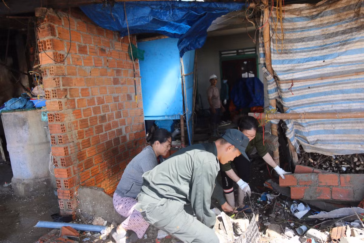 Các lực lượng chức năng trong sáng ngày 7/11 phải triển khai đến các điểm bị ảnh hưởng nặng, hỗ trợ người dân dọn dẹp, tạm thời khôi phục không gian sinh hoạt để ổn định tình hình.