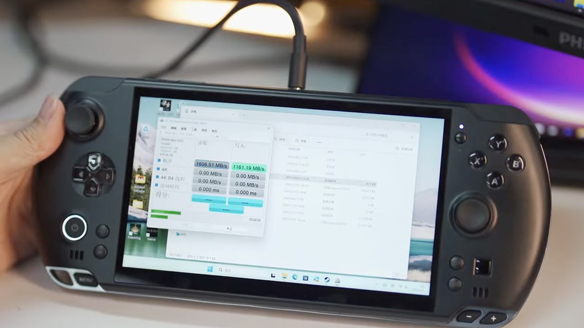 GPD Win 5 và OneXPlayer Super X, hai mẫu máy chơi game cao cấp của Trung Quốc, đã xác nhận tích hợp khe Mini SSD. Đây là dấu hiệu cho thấy công nghệ mới này sẽ sớm xuất hiện trên nhiều thiết bị hiệu năng cao.