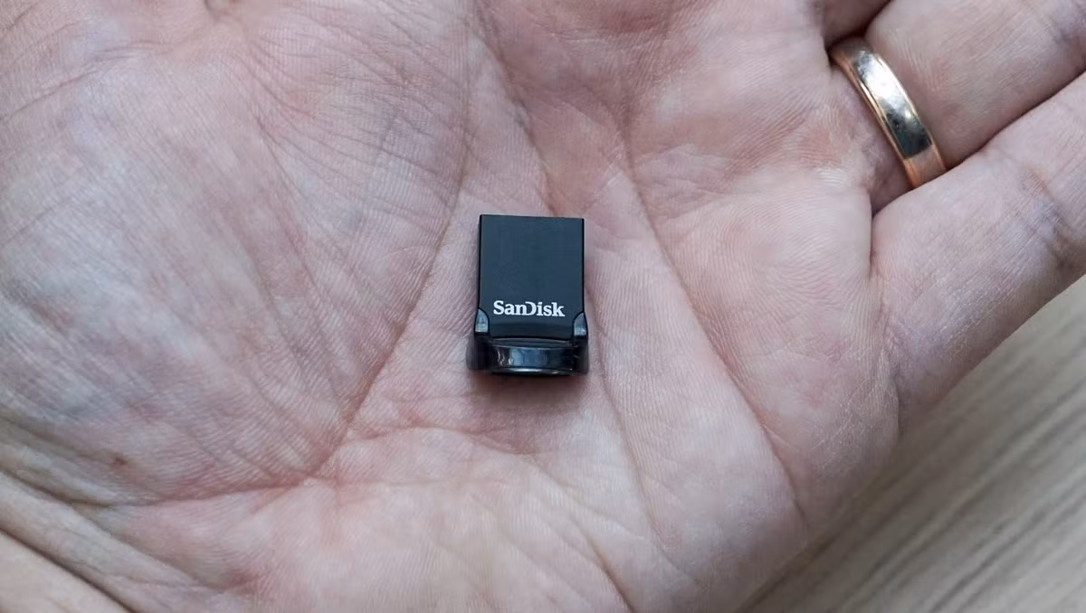 Trong một thế giới mà mọi thứ đang hướng tới tính cơ động, một chiếc USB nhỏ gọn nhưng mạnh mẽ như SanDisk Extreme Fit 1 TB có thể chính là "vũ khí bí mật" mà người dùng công nghệ cần - nhỏ bằng đồng xu, nhưng chứa cả thế giới dữ liệu trong lòng bàn tay.