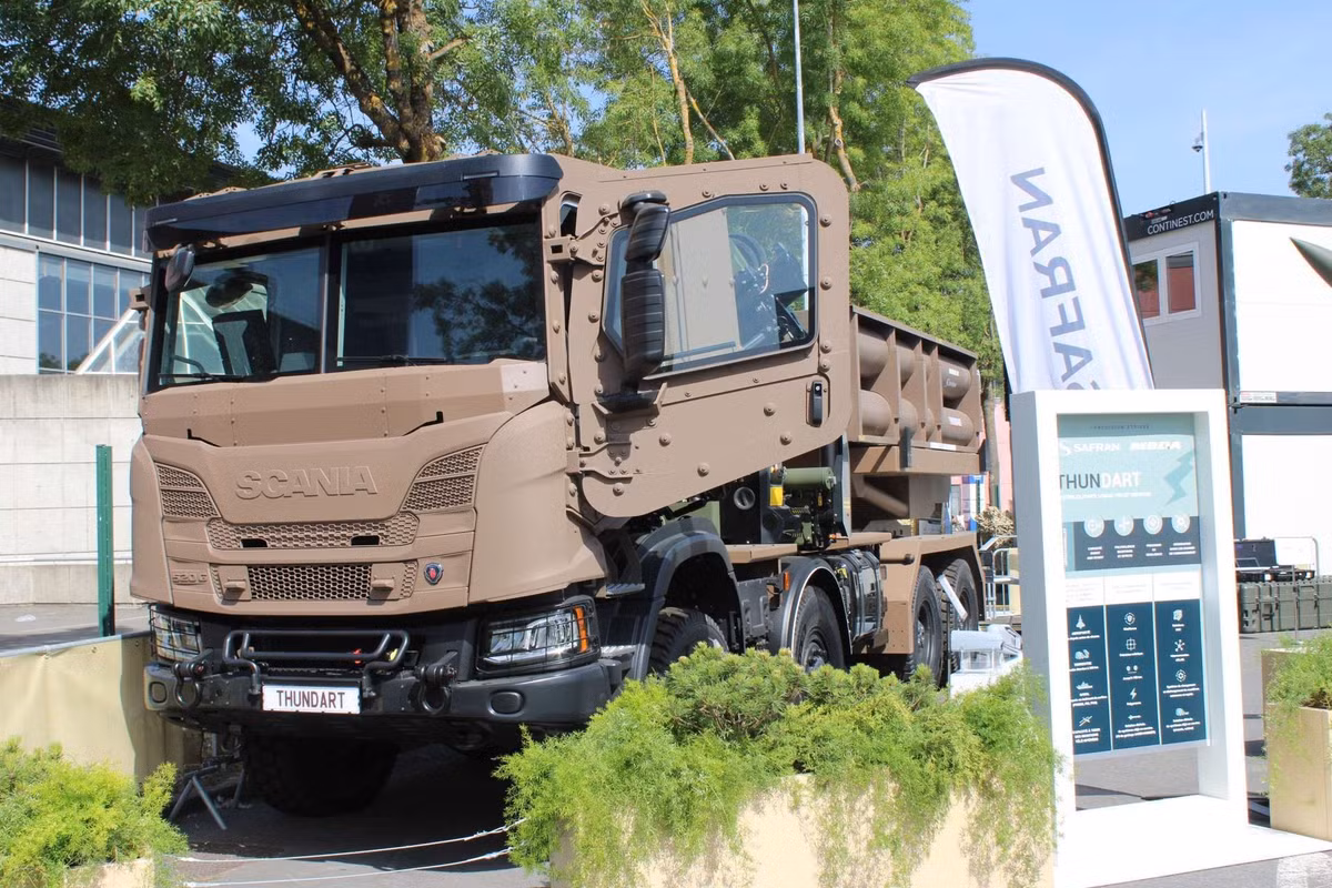 Theo thông tin được công bố tại Triển lãm Quốc phòng Eurosatory 2026, Liên danh MBDA và Safran đã được Cơ quan Mua sắm Quốc phòng Pháp (DGA) lựa chọn để cung cấp hệ thống phóng tên lửa Thundart cho lực lượng vũ trang Pháp.