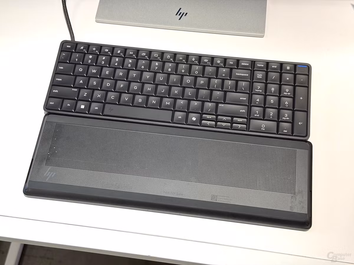 HP cũng nhấn mạnh yếu tố AI khi trang bị bộ xử lý có khả năng đạt tới hàng chục TOPS, đáp ứng xu hướng Copilot+ PC mà hãng đang theo đuổi. Dù vậy, EliteBoard G1a không được định vị để cạnh tranh với desktop hiệu năng cao, mà tập trung vào sự gọn nhẹ và đủ dùng.