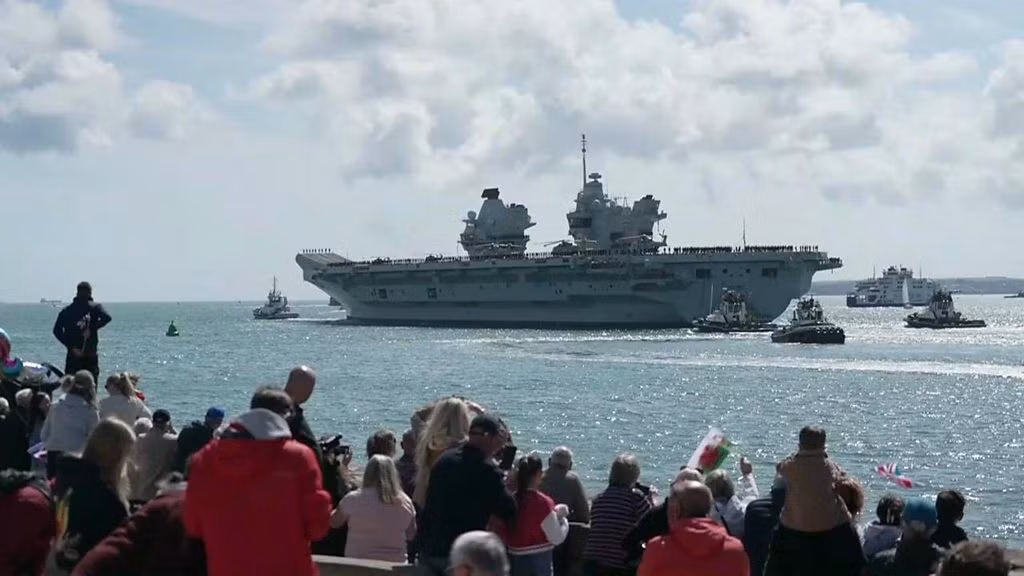 Nhóm tác chiến tàu sân bay đến thăm Singapore lần này ngoài chiến hạm của Anh còn có các khinh hạm lớp Halifax của Canada HMCS Ville de Quebec (F332), khinh hạm lớp ANZAC của New Zealand HMNZS Te Kaha (F77), khinh hạm lớp Nansen của Na Uy HNoMS Roald Amundsen (F311), khinh hạm lớp Álvaro de Bazán của Tây Ban Nha ESPS Mendez Nunez (F104), khu trục hạm Type 45 HMS Dauntless (D33) và khinh hạm Type 23 HMS Richmond (F239), với sự hỗ trợ hậu cần do RFA Tidespring (A136) cung cấp. Chắc chắn cũng sẽ có một tàu ngầm lớp Astute làm nhiệm vụ hộ tống nhóm tàu dưới đáy biển.