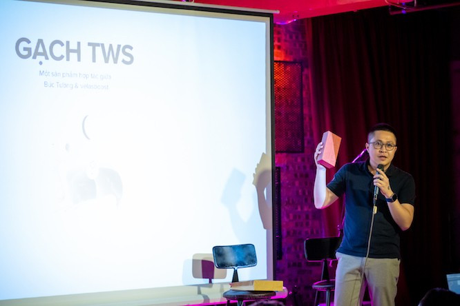 Đại diện thương hiệu Velasboost khẳng định: “Bức Tường không chỉ là một ban nhạc rock, họ là một tượng đài, một phần ký ức của rất nhiều người. Âm nhạc của Bức Tường đã đồng hành cùng tôi suốt những năm tháng tuổi trẻ, truyền cảm hứng và năng lượng tích cực. Khi có cơ hội hợp tác cùng Bức Tường, chúng tôi nhận thấy đây không chỉ là cơ hội kinh doanh mà còn là dịp để tri ân ban nhạc, góp phần nhỏ bé vào việc gìn giữ và lan tỏa những giá trị âm nhạc tuyệt vời của họ đến với thế hệ trẻ..."