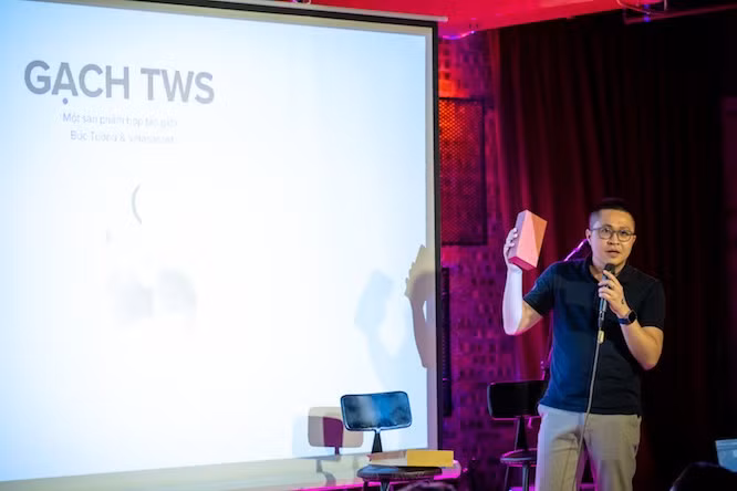 Đại diện thương hiệu Velasboost khẳng định: “Bức Tường không chỉ là một ban nhạc rock, họ là một tượng đài, một phần ký ức của rất nhiều người. Âm nhạc của Bức Tường đã đồng hành cùng tôi suốt những năm tháng tuổi trẻ, truyền cảm hứng và năng lượng tích cực. Khi có cơ hội hợp tác cùng Bức Tường, chúng tôi nhận thấy đây không chỉ là cơ hội kinh doanh mà còn là dịp để tri ân ban nhạc, góp phần nhỏ bé vào việc gìn giữ và lan tỏa những giá trị âm nhạc tuyệt vời của họ đến với thế hệ trẻ..."