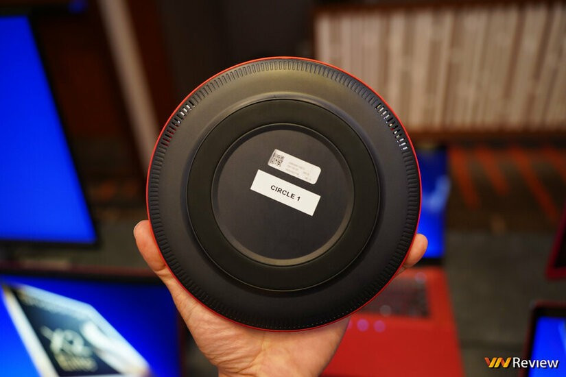 Toàn bộ phần vỏ còn được phủ lên một màu đỏ đặc trưng từ thương hiệu Snapdragon của Qualcomm. Vỏ ngoài bằng nhôm rất cứng cáp, trên vỏ có bố trí nhiều khe tản nhiệt. Còn mặt dưới thì làm bằng nhựa thông thường, cũng có thêm các khe tản nhiệt ở đây. Có thể thấy nó được Qualcomm đặt tên là Circle 1.