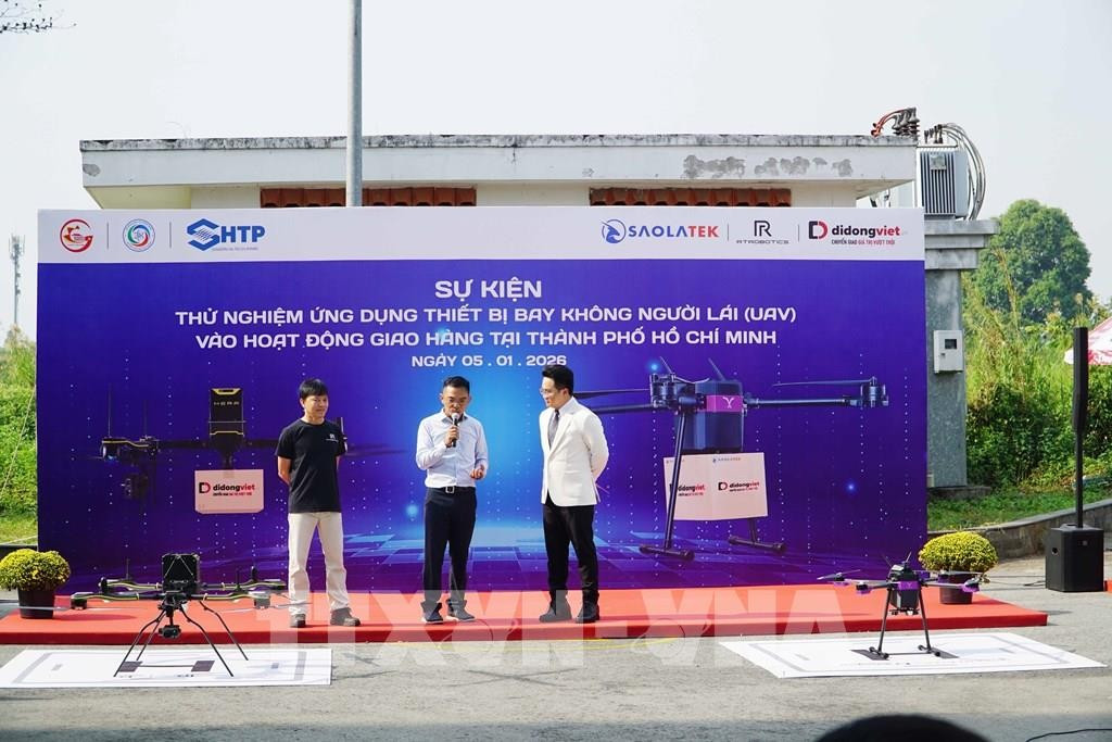 Hiện nay, sự bùng nổ của đơn hàng thương mại điện tử trên TikTok và dịch vụ GrabFood khiến hệ thống giao nhận phụ thuộc chủ yếu vào đội ngũ đông đảo tài xế xe máy, len lỏi qua các con hẻm để giao hàng. Nhiều doanh nghiệp còn áp dụng cách gộp đơn, một tài xế mang hàng chục kiện hàng tới cùng một chung cư rồi chờ hàng giờ đợi cư dân xuống nhận.