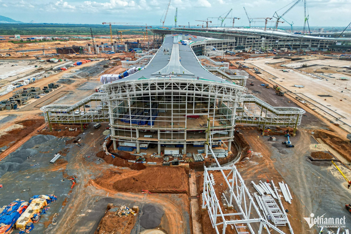 Máy móc và công nhân đang thi công hạng mục cầu ống lồng, bao gồm 32 cầu và 40 vị trí đỗ gần dành cho các loại tàu bay Code C, E và F.