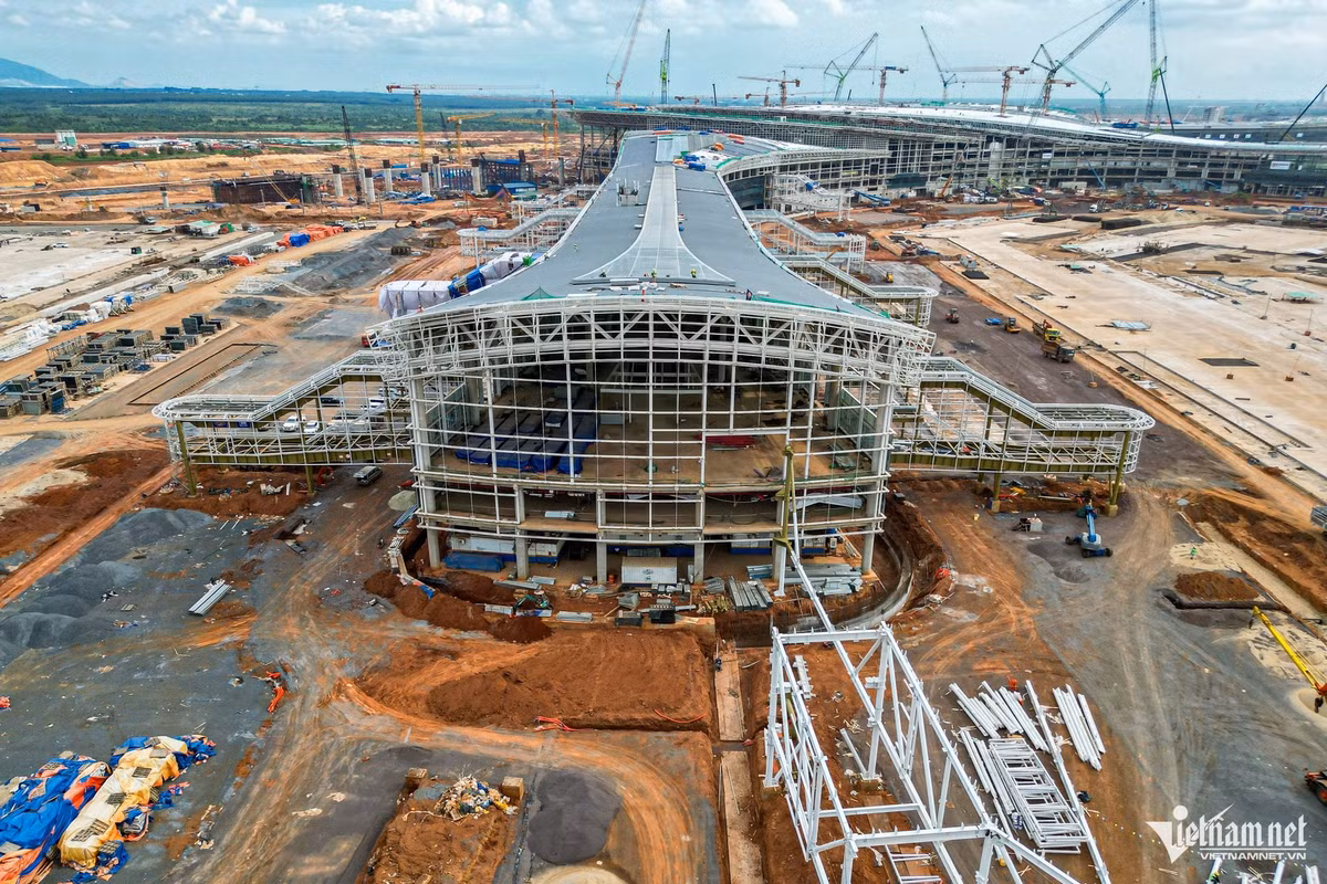 Máy móc và công nhân đang thi công hạng mục cầu ống lồng, bao gồm 32 cầu và 40 vị trí đỗ gần dành cho các loại tàu bay Code C, E và F.