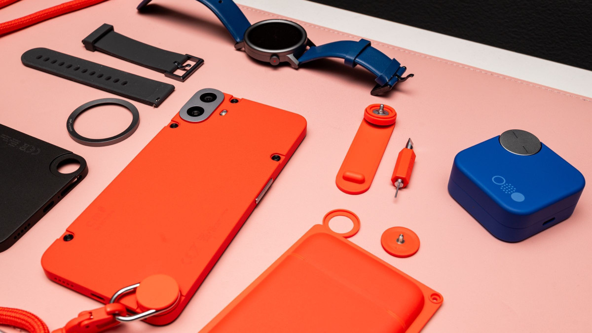 CMF Phone 2 Pro có ngoại hình vuông vức, mặt lưng dạng mô-đun cho phép người dùng thay đổi theo sở thích cá nhân. Phiên bản màu cam nổi bật thường là lựa chọn được nhắc đến nhiều nhất, ngoài ra còn có thêm tùy chọn màu đen, xanh lam và trắng. Trọng lượng máy ở mức vừa phải, khoảng 185g với độ dày 7,8mm nên không gây cảm giác cấn tay khi cầm lâu.