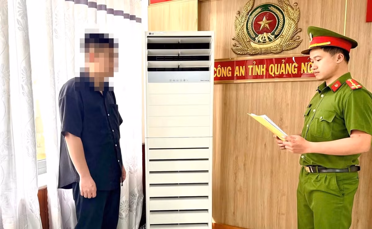 Công an Quảng Ngãi thực hiện bắt tạm giam đối tượng Nguyễn Gia Bảo. Ảnh: Công an cung cấp