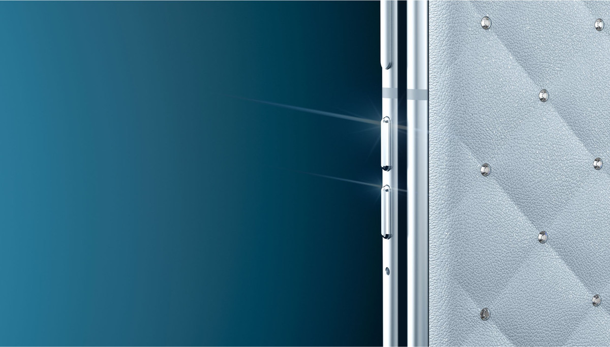 Motorola cũng tặng kèm một ốp lưng trong suốt, giúp các chủ nhân khoe trọn thiết kế độc đáo của smartphone.