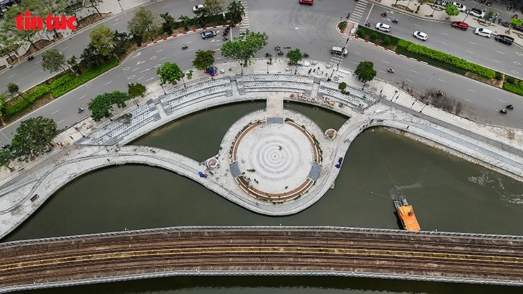 Hạng mục đáng chú ý nhất là sân khấu nổi trên mặt hồ, được thiết kế độc đáo và được xem là công trình "độc nhất vô nhị" tại Hà Nội.