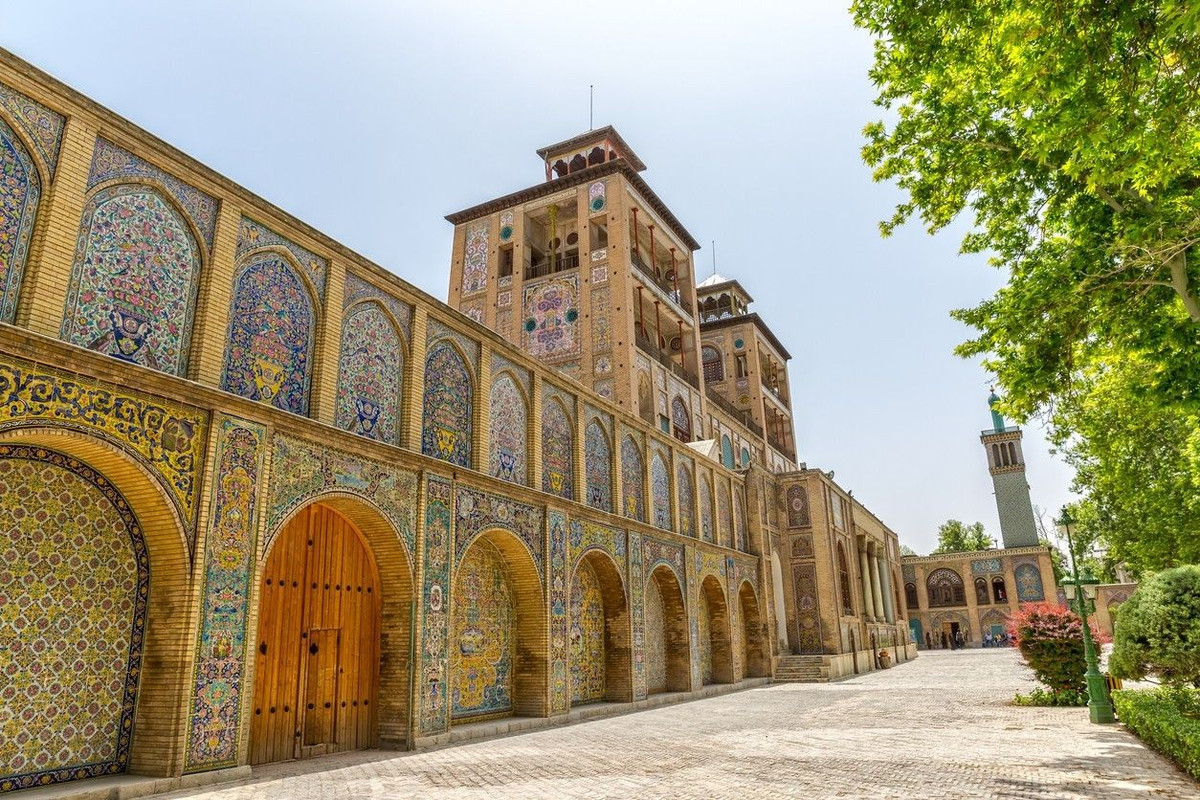 Chính phủ Iran tuyên bố đã chính thức thông báo với Tổng Giám đốc UNESCO về những thiệt hại nghiêm trọng đối với Cung điện Golestan. Cung điện này nằm ở phía Bắc Quảng trường Arag ở Tehran, là di tích lịch sử nổi tiếng nhất của Tehran và là Di sản Thế giới đầu tiên tại thủ đô Iran. Là cung điện hoàng gia của các triều đại Qajar và Pahlavi, Cung điện Golestan là minh chứng sống động cho gần năm thế kỷ lịch sử Iran.