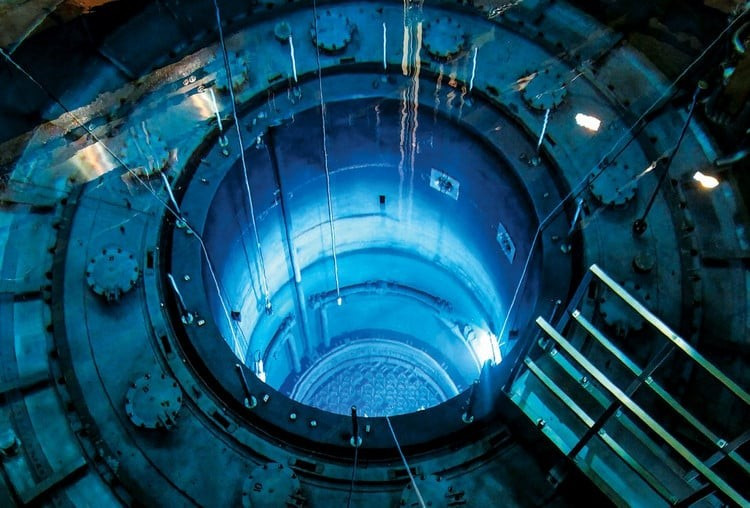 Nga đã công bố lò phản ứng hạt nhân RITM-400 đầu tiên để cung cấp năng lượng cho tàu phá băng hạt nhân 'Rossiya' đang được chế tạo. Lò phản ứng tiên tiến này, do ZiO-Podolsk, một công ty con của bộ phận chế tạo máy Rosatom sản xuất, sẽ biến 'Rossiya' thành tàu mạnh nhất cùng loại.