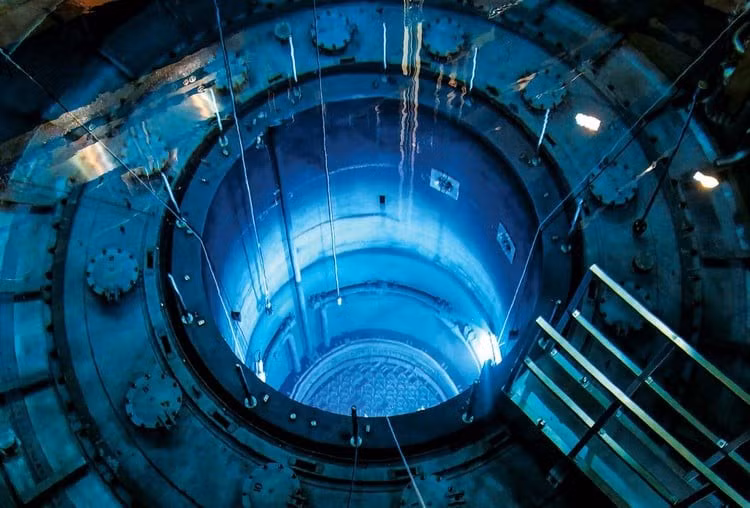 Nga đã công bố lò phản ứng hạt nhân RITM-400 đầu tiên để cung cấp năng lượng cho tàu phá băng hạt nhân 'Rossiya' đang được chế tạo. Lò phản ứng tiên tiến này, do ZiO-Podolsk, một công ty con của bộ phận chế tạo máy Rosatom sản xuất, sẽ biến 'Rossiya' thành tàu mạnh nhất cùng loại.