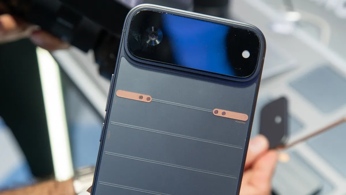 Vấn đề lớn nhất vẫn là tính thực tế. Việc mang theo nhiều mô-đun riêng lẻ khá bất tiện, đặc biệt mô-đun telephoto khá nặng và từng suýt rơi khỏi máy khi cầm chuyển tay.