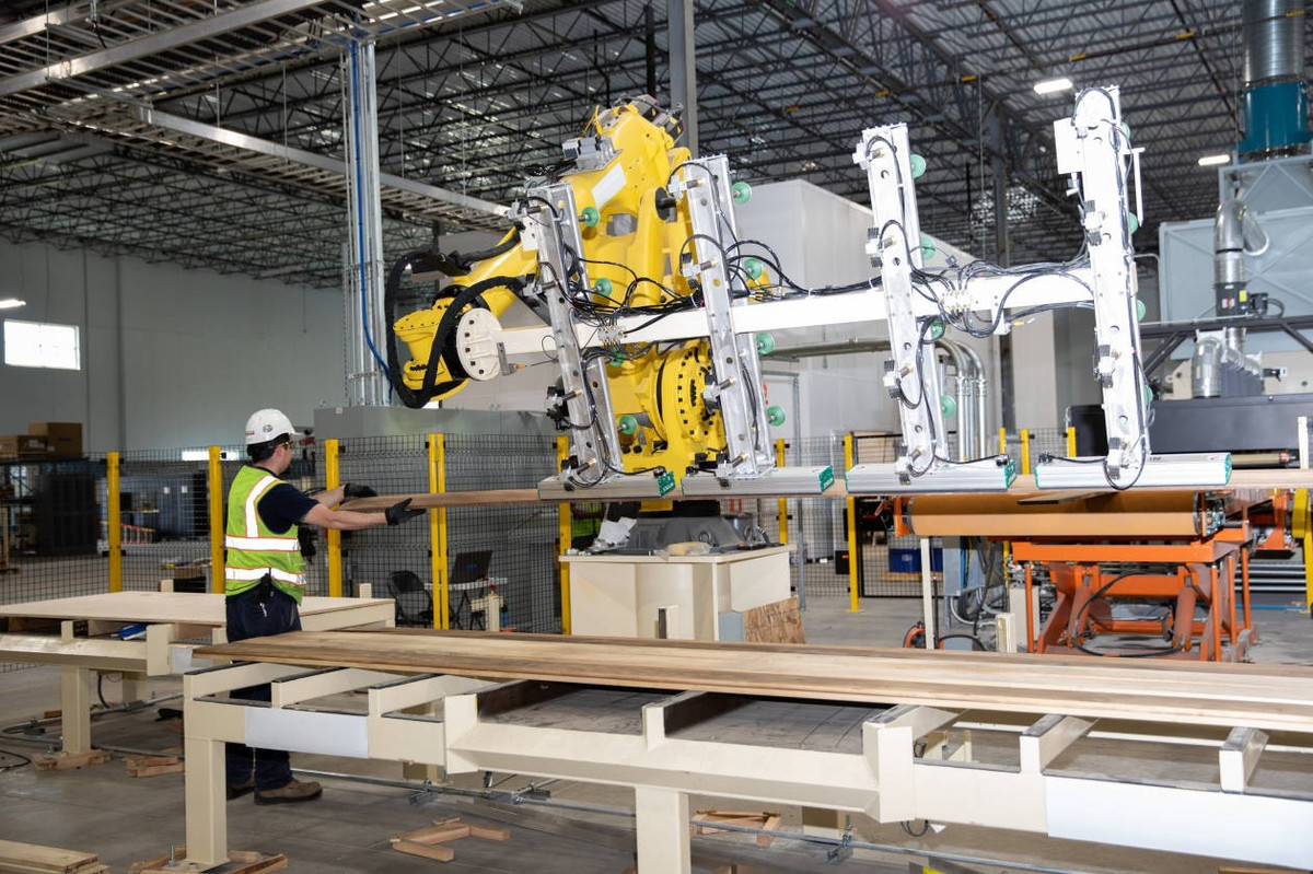 Quy trình gồm việc luộc gỗ trong dung dịch hóa chất chọn lọc, sau đó ép nóng ở cấp độ tế bào, khiến gỗ trở nên đặc hơn nhiều. Sau một tuần, kết quả thu được là loại gỗ có tỷ lệ bền/trọng lượng cao hơn hầu hết kim loại và hợp kim cấu trúc, theo nghiên cứu đăng trên Nature.