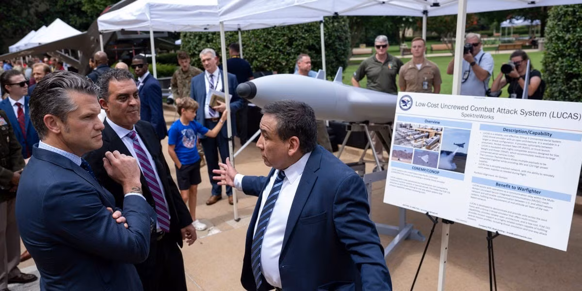 Bộ trưởng Hegseth viết trong bản ghi nhớ hồi tháng 7. “Năm tới, tôi kỳ vọng sẽ thấy khả năng này được tích hợp vào tất cả các khóa huấn luyện chiến đấu có liên quan, bao gồm cả các cuộc chiến tranh máy bay không người lái giữa các lực lượng.”