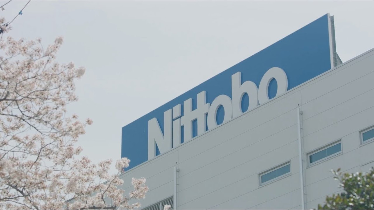 Trong năm qua, những chiếc máy bay riêng của lãnh đạo các công ty công nghệ hàng đầu thế giới như NVIDIA, Microsoft hay AMD đã không ngừng cất cánh hướng về Tokyo với một nhiệm vụ duy nhất: thuyết phục Nittobo bán cho họ nhiều hơn một loại vải có tên gọi khoa học là "vải thủy tinh có hệ số giãn nở nhiệt thấp", hay đơn giản là T-glass.