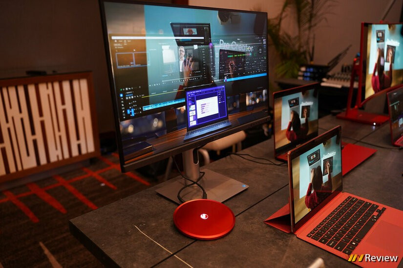 Tiếc là Qualcomm chưa tiết lộ nhiều thông tin về chiếc mini PC này nên không rõ được cấu hình cụ thể về RAM, ổ cứng v.v.. Nhưng cổng USB Type C được dùng để xuất hình ảnh ra màn hình luôn nên nhiều khả năng cổng này sẽ hỗ trợ đầy đủ việc sạc pin, truyền dữ liệu, xuất hình ảnh âm thanh, tương tự như trên các laptop chạy chip Snapdragon hiện nay vậy.