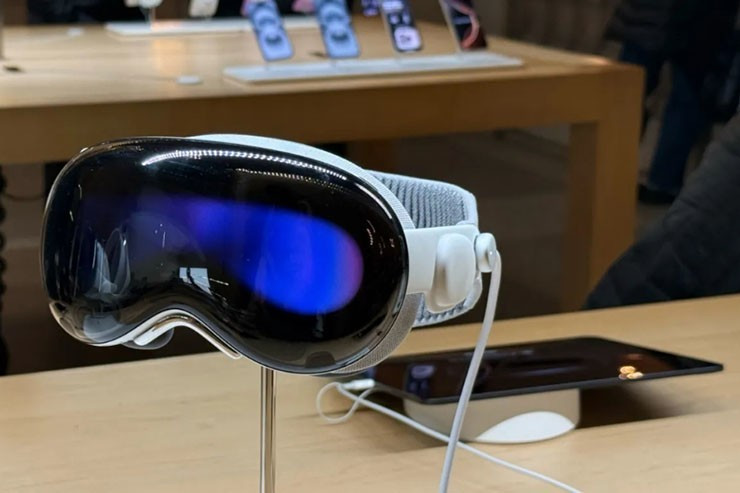 Cuối cùng, 9to5Mac đã phát hiện tài liệu tham khảo trong Xcode 26 beta về một phiên bản giá rẻ của Apple Vision Pro. Trong nền tảng thử nghiệm của Apple, công ty đã phân biệt giữa độ phân giải 4K của Vision Pro và độ phân giải gần hơn với iPad Pro 12,9 inch. Điều này cho thấy thông tin rò rỉ về thiết bị Vision có độ phân giải thấp hơn có thể ám chỉ ngày ra mắt đã gần kề.