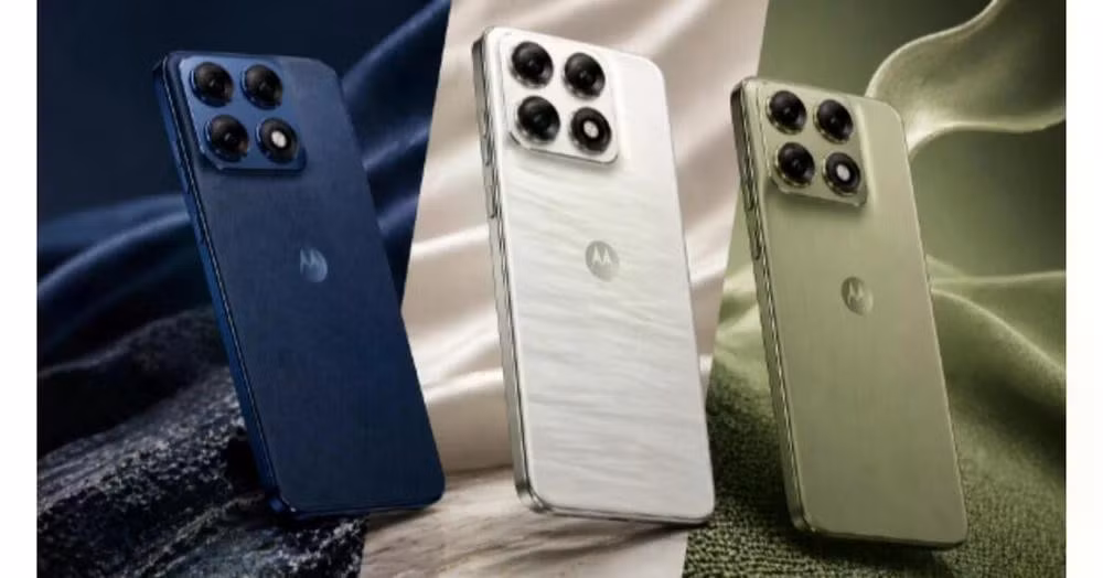 ​ Điểm nhấn lớn nhất trên Motorola Edge 70 Pro nằm ở các phiên bản mặt lưng vô cùng độc đáo. Sản phẩm bao gồm ba phiên bản chính được chứng nhận bởi Pantone là Lily White (Trắng Lily) với hiệu ứng vân đá cẩm thạch, màu Tea (Trà) với lớp phủ satin sang trọng và màu Titan sử dụng chất liệu vải dệt tinh xảo.