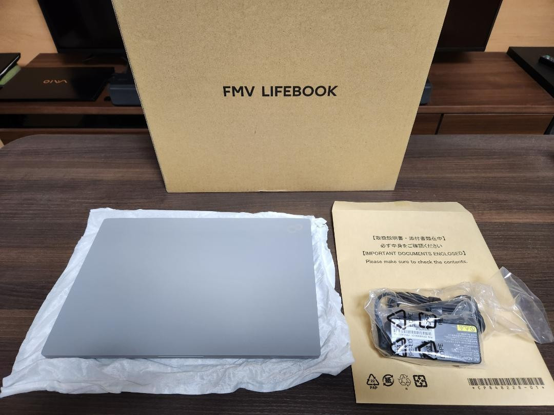 Với những ai thường xuyên di chuyển và muốn giảm thiểu từng gram trong hành lý, Fujitsu FMV UX-K3 cho thấy các nhà sản xuất laptop có thể đi xa đến mức nào trong việc tối ưu hóa trọng lượng mà vẫn giữ nguyên tính thực dụng. Đây thực sự là một kỳ tích công nghệ khi đặt một máy tính đầy đủ tính năng vào thân máy nhẹ hơn cả một chai nước nhỏ.