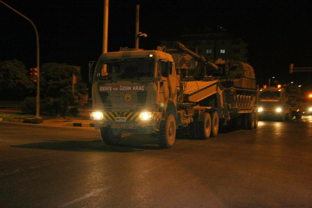 Theo các đoạn video lan truyền trên mạng, Thổ Nhĩ Kỳ đã điều một đoàn xe bọc thép lớn vào Syria qua cửa khẩu biên giới Bab al-Hawa, cho thấy hàng chục xe quân sự tiến vào lãnh thổ Syria từ Thổ Nhĩ Kỳ.