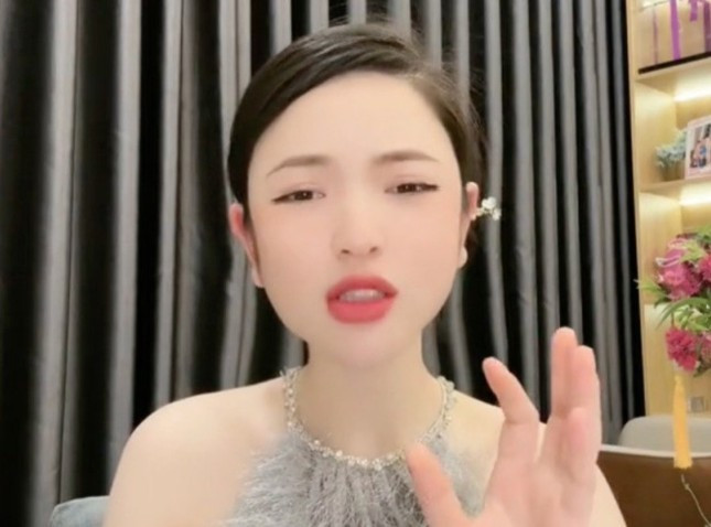 Bà xã Quang Hải thường xuyên livestream.