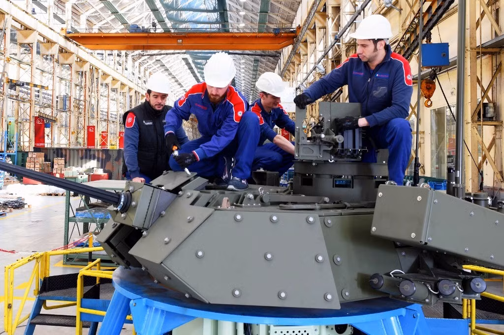 “Đơn đặt hàng này giúp hai công ty, cũng như hai quốc gia lớn nhất châu Âu, xích lại gần nhau hơn. Hợp tác không còn là lựa chọn — mà là bản chất cốt lõi của chủ quyền chiến lược châu Âu,” ông David Hoeder, Chủ tịch điều hành liên doanh Đức-Italy, cho biết trong thông cáo báo chí.