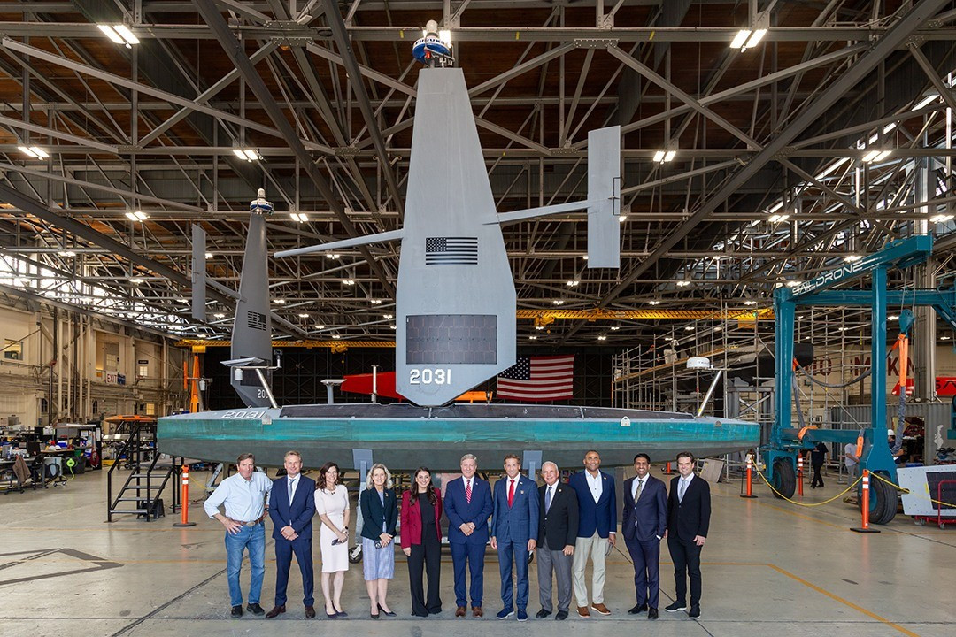 Lockheed Martin sẽ hợp tác cùng Saildrone để đẩy nhanh quá trình thiết kế và sản xuất phương tiện có kích thước lớn hơn, sở hữu khả năng mang tên lửa hành trình tầm xa Tomahawk và thiết bị định vị thủy âm (sonar) để phát hiện tàu ngầm.