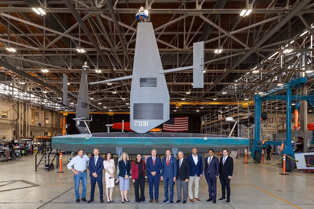 Lockheed Martin sẽ hợp tác cùng Saildrone để đẩy nhanh quá trình thiết kế và sản xuất phương tiện có kích thước lớn hơn, sở hữu khả năng mang tên lửa hành trình tầm xa Tomahawk và thiết bị định vị thủy âm (sonar) để phát hiện tàu ngầm.