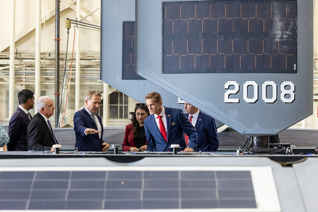 Saildrone sẽ đảm nhận vai trò đóng tàu, còn Lockheed Martin chịu trách nhiệm tích hợp thiết bị. Hai bên dự kiến tiến hành các cuộc trình diễn bắn đạn thật vào năm 2026.