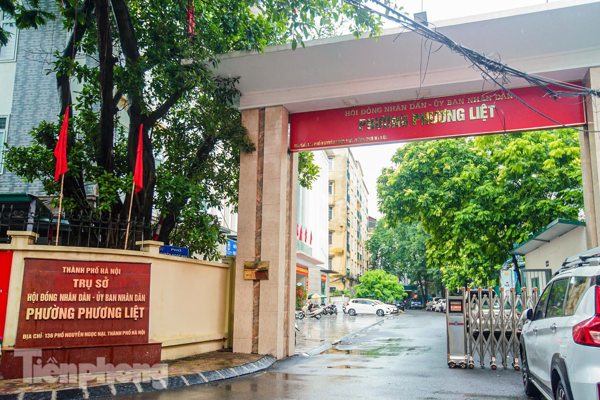 Trụ sở UBND phường Phương Liệt được đặt tại số 136 Nguyễn Ngọc Nại. Phường Phương Liệt được thành lập trên cơ sở toàn bộ diện tích tự nhiên và dân số của phường Khương Mai (quận Thanh Xuân); phần lớn diện tích tự nhiên và dân số của phường Phương Liệt (quận Thanh Xuân); một phần diện tích tự nhiên và dân số của các phường: Khương Trung, Khương Đình (quận Thanh Xuân), Thịnh Liệt, Định Công (quận Hoàng Mai).