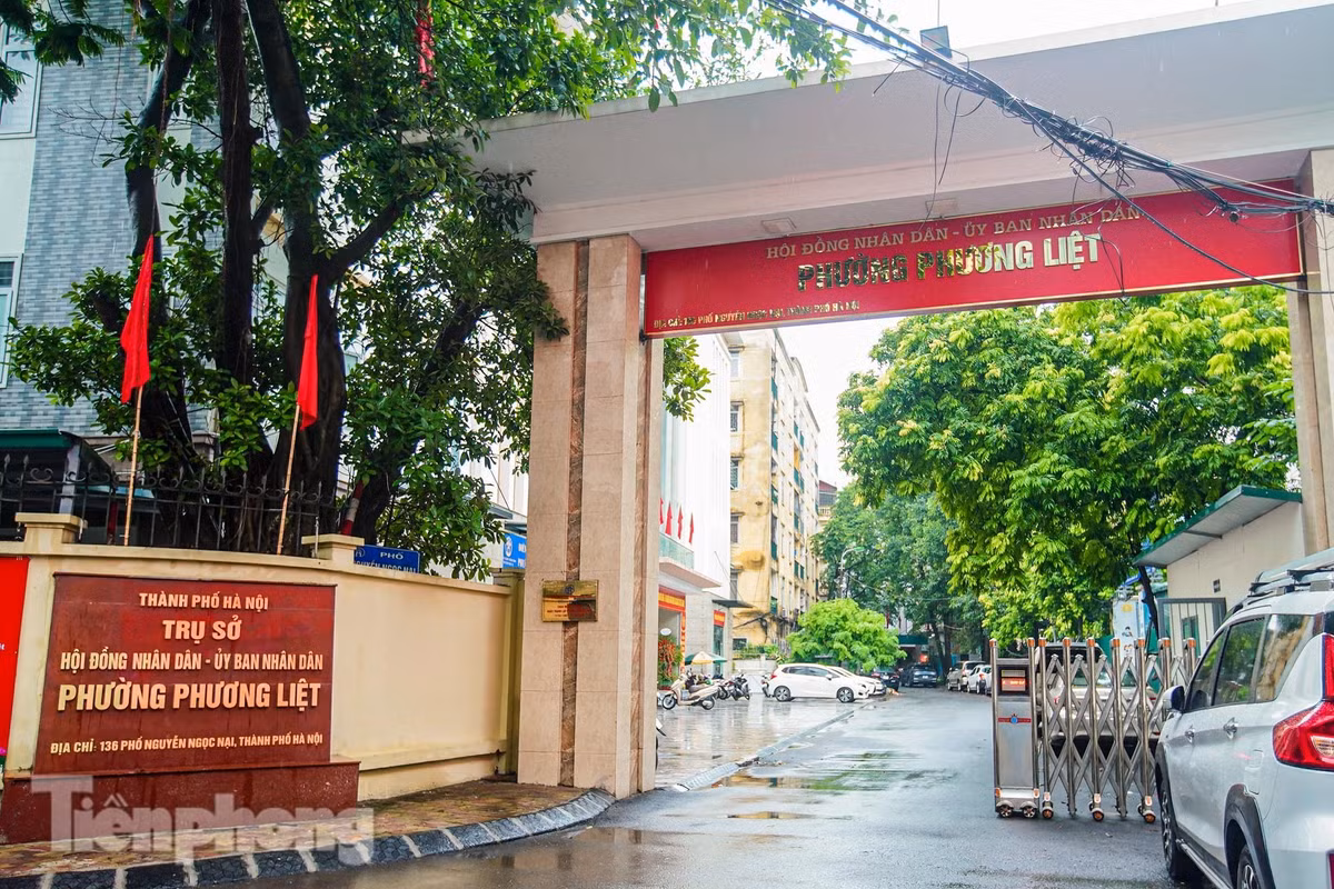 Trụ sở UBND phường Phương Liệt được đặt tại số 136 Nguyễn Ngọc Nại. Phường Phương Liệt được thành lập trên cơ sở toàn bộ diện tích tự nhiên và dân số của phường Khương Mai (quận Thanh Xuân); phần lớn diện tích tự nhiên và dân số của phường Phương Liệt (quận Thanh Xuân); một phần diện tích tự nhiên và dân số của các phường: Khương Trung, Khương Đình (quận Thanh Xuân), Thịnh Liệt, Định Công (quận Hoàng Mai).