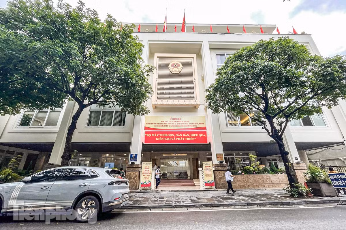 Trụ sở Đảng ủy - UBND phường Hoàn Kiếm ở số 126 Hàng Trống - đây là trụ sở của quận Hoàn Kiếm cũ. Phường Hoàn Kiếm mới được hình thành từ việc sắp xếp, hợp nhất toàn bộ diện tích tự nhiên và quy mô dân số của các phường Hàng Bạc, Hàng Bồ, Hàng Buồm, Hàng Đào, Hàng Gai, Hàng Mã, Lý Thái Tổ cùng một phần diện tích của các phường Cửa Đông, Cửa Nam, Điện Biên, Đồng Xuân, Hàng Bông, Hàng Trống và Tràng Tiền.