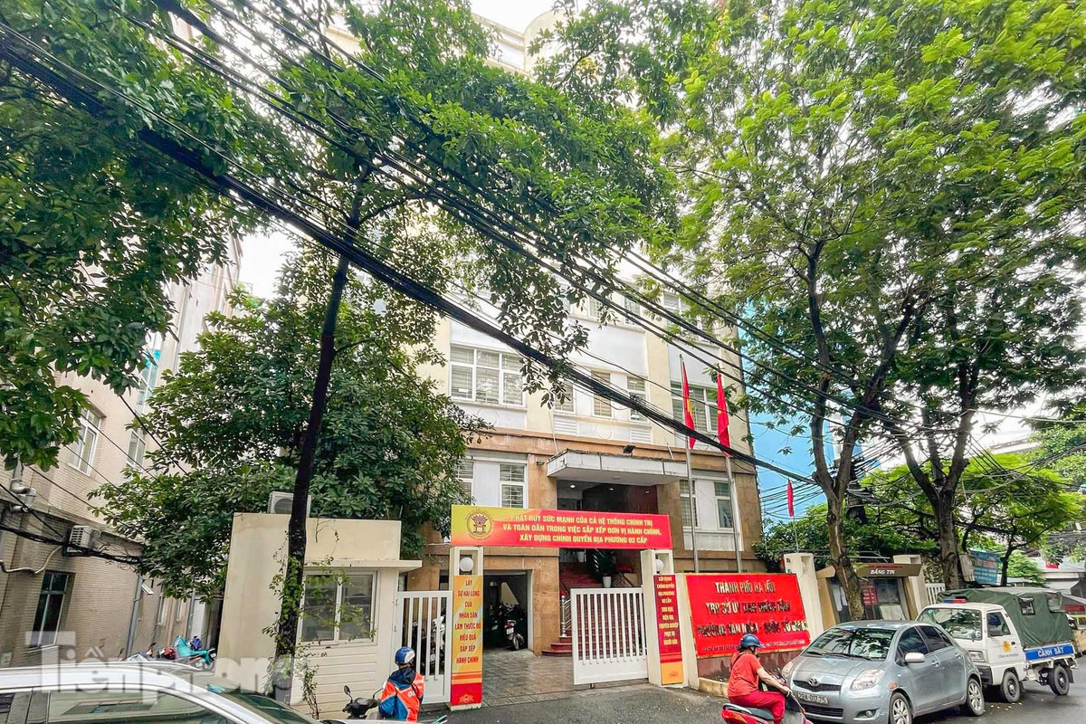 Trụ sở UBND phường Văn Miếu - Quốc Tử Giám tại số 188 phố Kim Hoa. Phường Văn Miếu - Quốc Tử Giám được thành lập trên cơ sở nhập toàn bộ diện tích tự nhiên và dân số của các phường: Khâm Thiên, Văn Chương, Thổ Quan (quận Đống Đa); phần lớn diện tích tự nhiên và dân số của các phường: Văn Miếu - Quốc Tử Giám (quận Đống Đa); một phần diện tích tự nhiên và dân số của các phường: Hàng Bột, Nam Đồng, Phương Liên - Trung Tự (quận Đống Đa), Điện Biên (quận Ba Đình), Cửa Nam (quận Hoàn Kiếm), Nguyễn Du, Lê Đại Hành (quận Hai Bà Trưng).