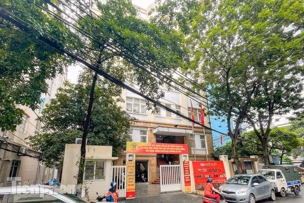 Trụ sở UBND phường Văn Miếu - Quốc Tử Giám tại số 188 phố Kim Hoa. Phường Văn Miếu - Quốc Tử Giám được thành lập trên cơ sở nhập toàn bộ diện tích tự nhiên và dân số của các phường: Khâm Thiên, Văn Chương, Thổ Quan (quận Đống Đa); phần lớn diện tích tự nhiên và dân số của các phường: Văn Miếu - Quốc Tử Giám (quận Đống Đa); một phần diện tích tự nhiên và dân số của các phường: Hàng Bột, Nam Đồng, Phương Liên - Trung Tự (quận Đống Đa), Điện Biên (quận Ba Đình), Cửa Nam (quận Hoàn Kiếm), Nguyễn Du, Lê Đại Hành (quận Hai Bà Trưng).