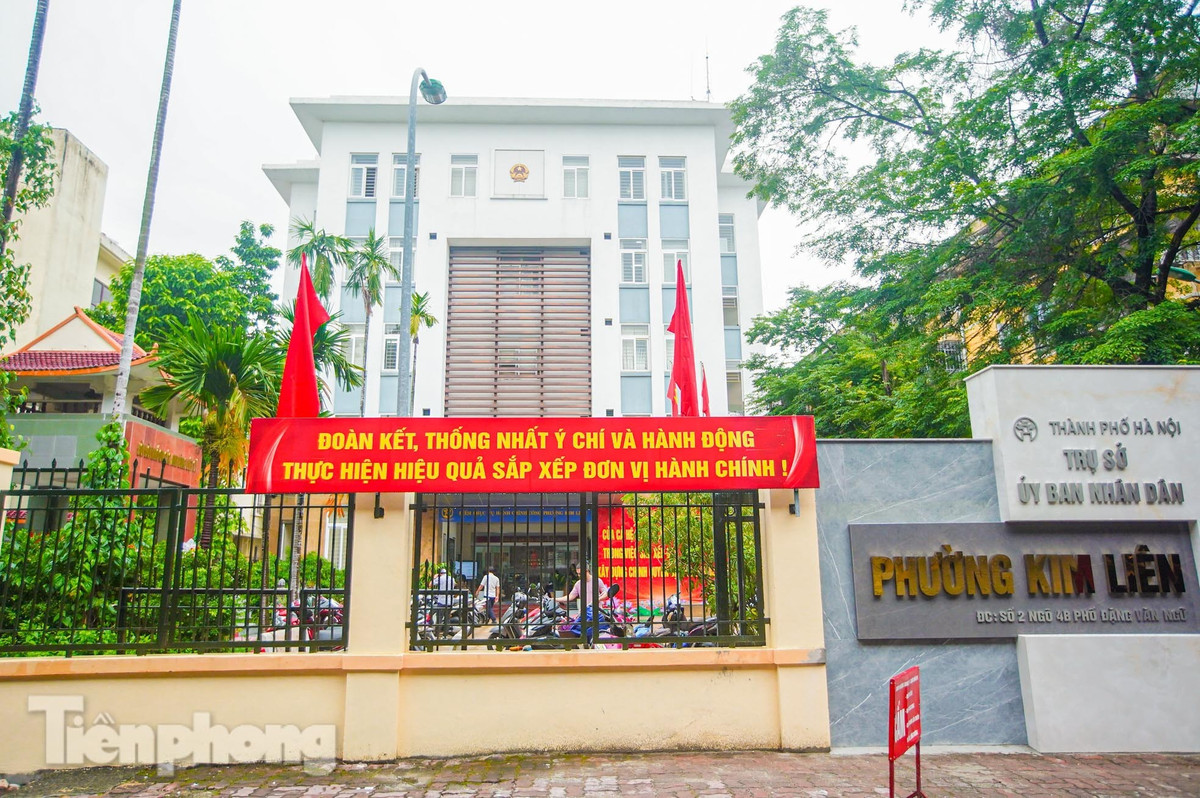 Trụ sở UBND phường Kim Liên mới được đặt tại số 2 ngõ 4B phố Đặng Văn Ngữ. Phường Kim Liên được thành lập trên cơ sở nhập toàn bộ diện tích tự nhiên và dân số của các phường: Kim Liên, Khương Thượng (quận Đống Đa); phần lớn diện tích tự nhiên và dân số của các phường: Phương Mai, Phương Liên - Trung Tự, Quang Trung (quận Đống Đa); một phần diện tích tự nhiên và dân số của các phường: Nam Đồng, Trung Liệt (quận Đống Đa).