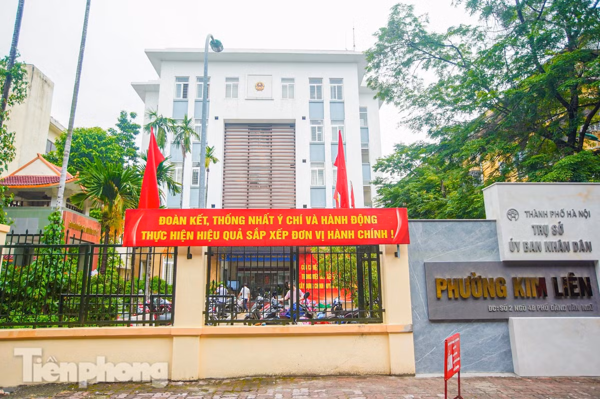 Trụ sở UBND phường Kim Liên mới được đặt tại số 2 ngõ 4B phố Đặng Văn Ngữ. Phường Kim Liên được thành lập trên cơ sở nhập toàn bộ diện tích tự nhiên và dân số của các phường: Kim Liên, Khương Thượng (quận Đống Đa); phần lớn diện tích tự nhiên và dân số của các phường: Phương Mai, Phương Liên - Trung Tự, Quang Trung (quận Đống Đa); một phần diện tích tự nhiên và dân số của các phường: Nam Đồng, Trung Liệt (quận Đống Đa).