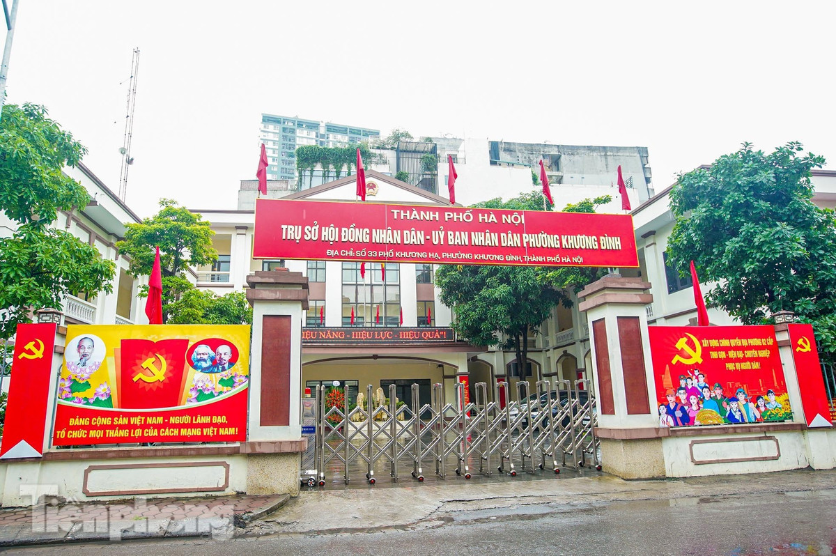 Trụ sở UBND phường Khương Đình được đặt tại số 33 Khương Hạ. Phường Khương Đình được thành lập trên cơ sở nhập phần lớn diện tích tự nhiên và dân số của các phường: Khương Đình, Hạ Đình, Khương Trung (quận Thanh Xuân); một phần diện tích tự nhiên và dân số của các phường: Thượng Đình, Thanh Xuân Trung (quận Thanh Xuân), Đại Kim (quận Hoàng Mai) và xã Tân Triều (huyện Thanh Trì).