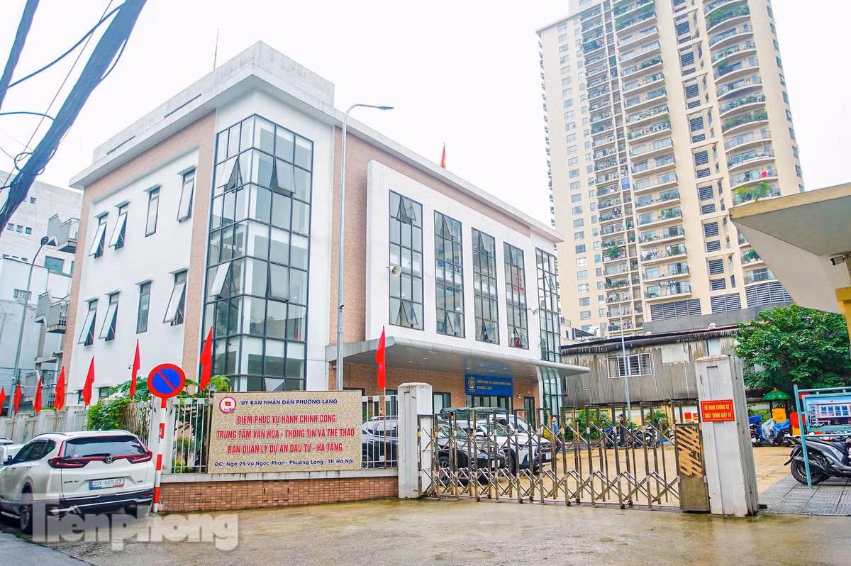 Trụ sở UBND phường Láng mới được đặt trong một ngõ nhỏ phố Vũ Tông Phan. Phường Láng được thành lập trên cơ sở nhập toàn bộ diện tích tự nhiên và dân số của phường Láng Thượng (quận Đống Đa); phần lớn diện tích tự nhiên và dân số của phường Láng Hạ (quận Đống Đa); một phần diện tích tự nhiên và dân số của phường Ngọc Khánh (quận Ba Đình).