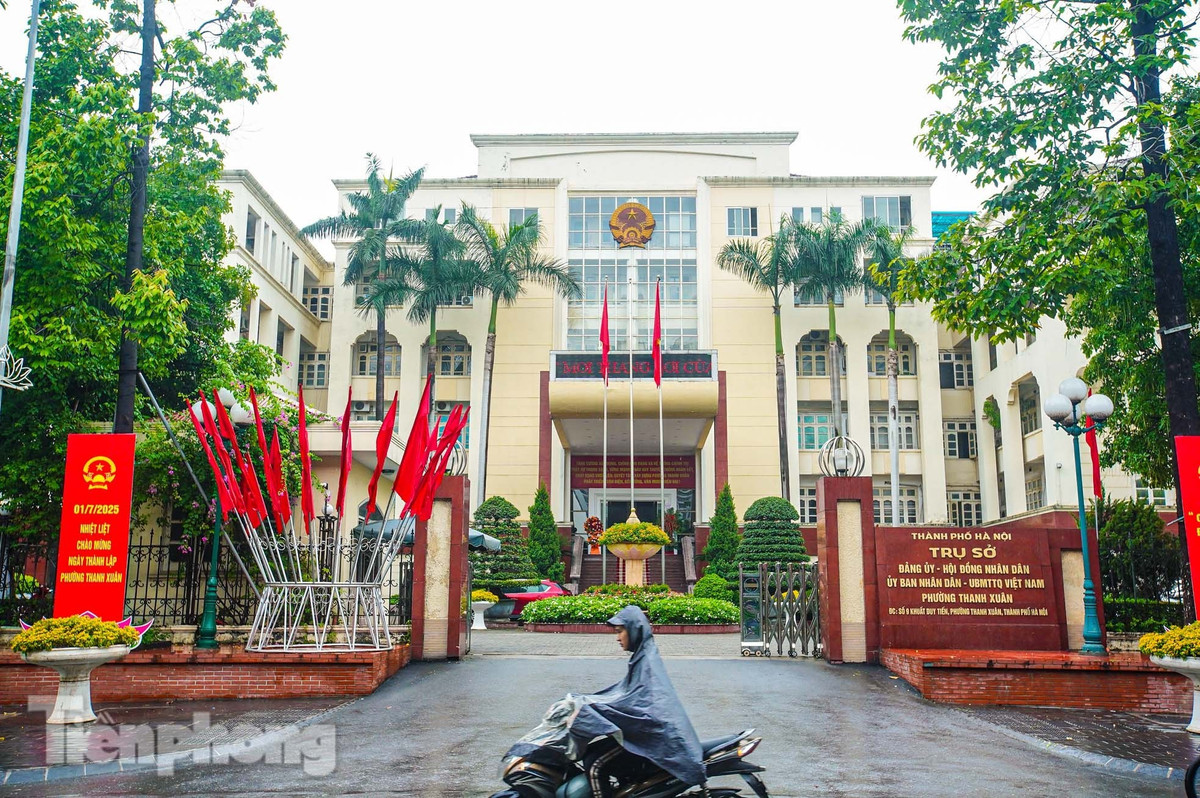 Trụ sở cũ của quận Thanh Xuân được dùng làm trụ sở Đảng ủy - UBND phường Thanh Xuân mới. Phường Thanh Xuân được thành lập trên cơ sở nhập phần lớn diện tích tự nhiên và dân số của các phường: Thanh Xuân Trung, Thượng Đình, Nhân Chính, Thanh Xuân Bắc (quận Thanh Xuân); một phần diện tích tự nhiên và dân số của các phường: Trung Văn (quận Nam Từ Liêm); Trung Hoà (quận Cầu Giấy).