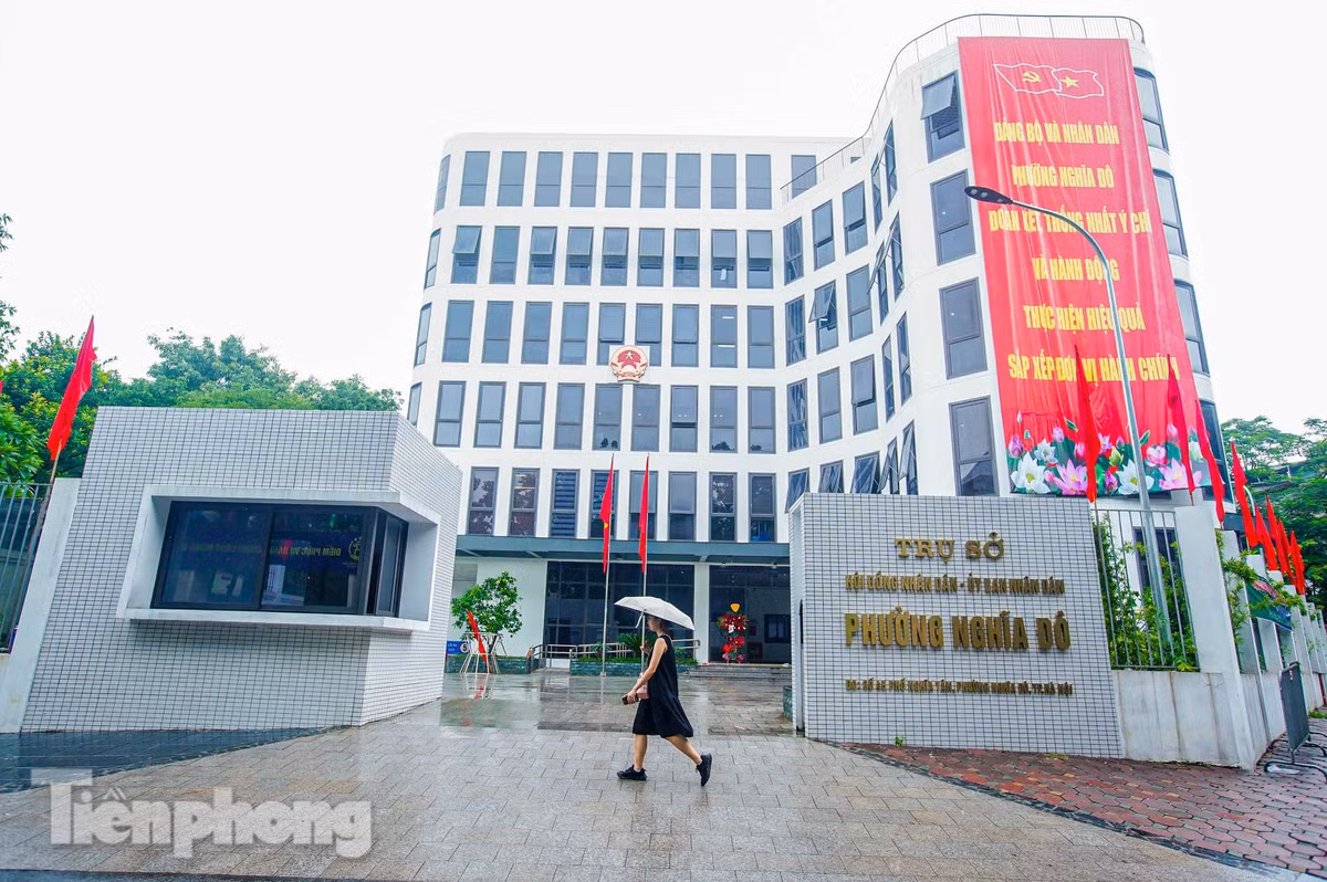 Trụ sở UBND phường Nghĩa Đô được đặt tại số 45 Nghĩa Tân. Phường Nghĩa Đô được thành lập trên cơ sở nhập toàn bộ diện tích tự nhiên và dân số phường Nghĩa Tân (quận Cầu Giấy); phần lớn diện tích tự nhiên và dân số của các phường: Cổ Nhuế 1 (quận Bắc Từ Liêm), Nghĩa Đô, Quan Hoa (quận Cầu Giấy); một phần diện tích tự nhiên và dân số của các phường: Xuân Tảo (quận Bắc Từ Liêm), Xuân La (quận Tây Hồ), Dịch Vọng, Dịch Vọng Hậu, Mai Dịch (quận Cầu Giấy).