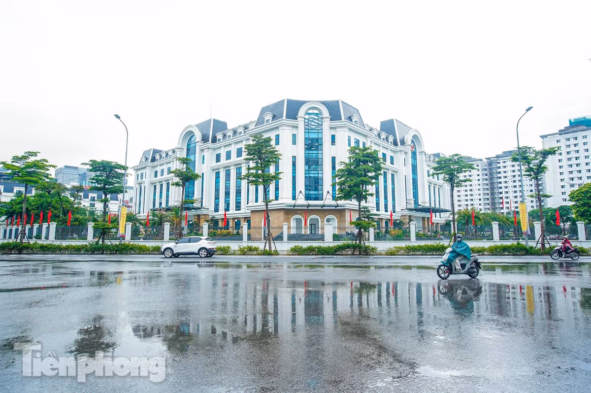 Phường Cầu Giấy được thành lập trên cơ sở nhập phần lớn diện tích và dân số của các phường Dịch Vọng, Dịch Vọng Hậu (quận Cầu Giấy); một phần các phường Quan Hoa, Yên Hòa (quận Cầu Giấy) và Mỹ Đình 1, Mỹ Đình 2 (quận Nam Từ Liêm).