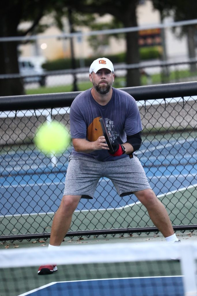 Không đứng ngoài tâm chấn cuồng nhiệt của môn thể thao ấy là Phil Hipol, một kỹ sư động lực học kết cấu đã làm việc trong ngành hàng không vũ trụ lâu năm. Hipol đã từng viết một cuốn sổ tay về tiêu chí môi trường động cho Cơ quan Hàng không Vũ trụ Mỹ (NASA), cùng một cuốn cẩm nang khác liên quan đến rung động và chống sốc cho ngành công nghiệp.