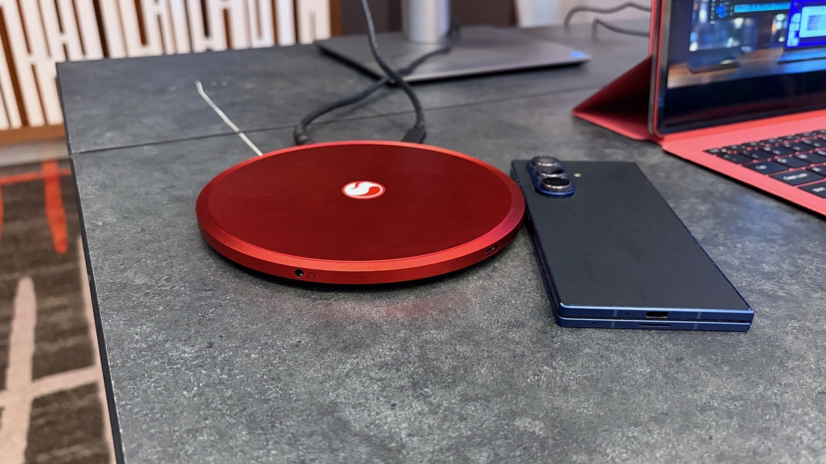 Dù mỏng chỉ bằng chiếc Galaxy Z Fold 7 vậy nhưng chiếc mini PC Circle 1 vẫn được trang bị khá nhiều cổng kết nối với 3 cổng USB Type C, 1 cổng âm thanh 3.5mm để cắm tai nghe, loa hay mic, 1 cổng nguồn chuẩn DC chân tròn và đặc biệt là có cả khe cắm SIM để bạn có thể gắn SIM 4G/5G, quá bá đạo.