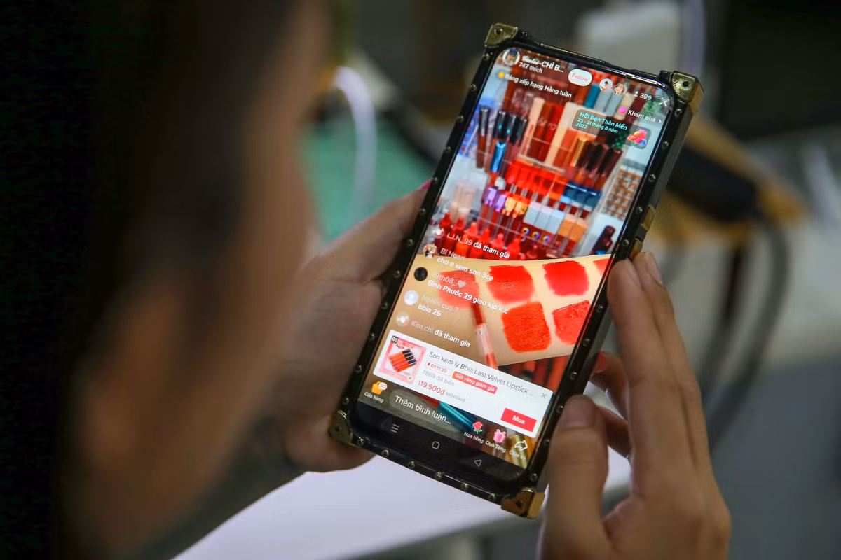 Trong bối cảnh hàng giả, hàng nhái tràn lan và chất lượng kiểm soát chưa chặt chẽ, người tiêu dùng ngày càng tỉnh táo hơn trong việc chọn nơi mua sắm. (Ảnh: Internet)